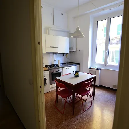 La Casa Sulla Mattonata Accogliente Su Tipica Creuza Genovese Con Splendida Vista E A Pochi Passi Dalla Stazione Principe