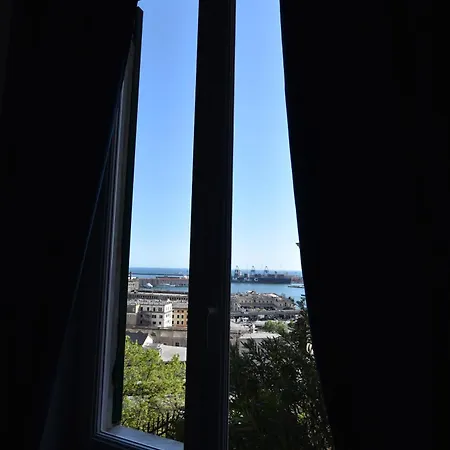 La Casa Sulla Mattonata Accogliente Su Tipica Creuza Genovese Con Splendida Vista E A Pochi Passi Dalla Stazione Principe
