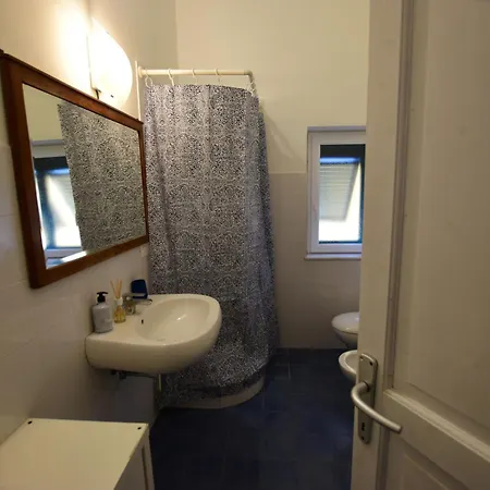 La Casa Sulla Mattonata Accogliente Sulla Tipica Creuza Genovese Con Bella Vista E A Due Passi Dalla Stazione Principe *