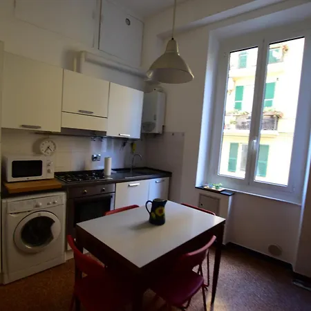 La Casa Sulla Mattonata Accogliente Sulla Tipica Creuza Genovese Con Bella Vista E A Due Passi Dalla Stazione Principe *