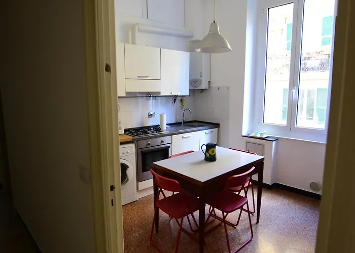 La Casa Sulla Mattonata Accogliente Su Tipica Creuza Genovese Con Splendida Vista E A Pochi Passi Dalla Stazione Principe
